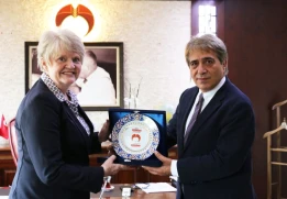 Amerika Arkansas Tech Üniversitesi Rektörü Prof. Dr. Robbin E.Bowen ve beraberindeki Heyet Rektörümüz Prof. Dr. Erol Turan’ı Makamında Ziyaret Etti