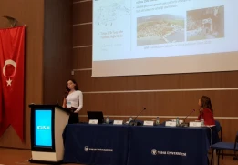 İ&ccedil; Mimarlık B&ouml;l&uuml;m&uuml; Araştırma G&ouml;revlimiz G&ouml;k&ccedil;e Onur, &ldquo;İ&Ccedil;LİS-III (İ&ccedil; Mimarlık Lisans&uuml;st&uuml; &Ccedil;alışmalar Sempozyumu-III)&rdquo; Etkinliğine Katıldı 