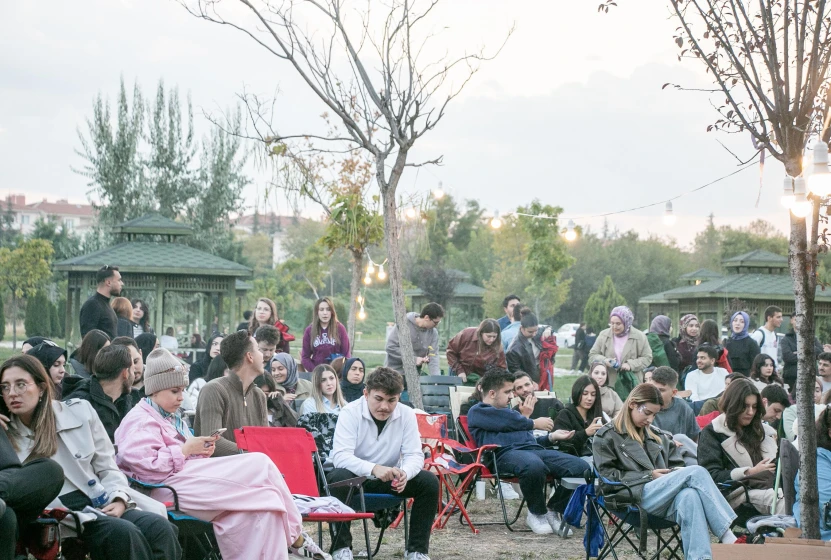 Kamp&uuml;ste A&ccedil;ık Hava Sineması Keyfi!