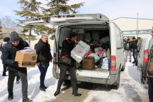 &Uuml;niversitemiz ve &Ouml;ğrenci Toplulukları Koordinasyonunda Toplanan Yardım Malzemeleri Deprem B&ouml;lgesindeki Vatandaşlarımıza İletilmek &Uuml;zere İlgili Birimlere Teslim Edildi