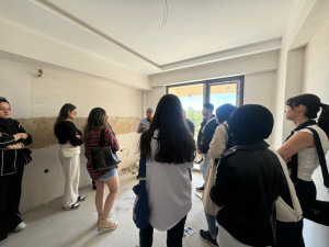 İç Mimarlık Bölümü IMB2001 İç Mimari Proje-I Dersi Kapsamında Sütiçen Mimarlık Tarafından Projelendirilen Toplu Konut Projesinin Şantiyesine Teknik Gezi Düzenlendi