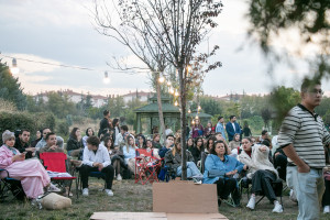 Kamp&uuml;ste A&ccedil;ık Hava Sineması Keyfi!