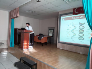 Bitkisel Üretim ve Teknolojileri Bölümü Araştırma Görevlimiz Mustafa Alp Arslan Umarusman Ortaokul Öğrencileri için Biyoteknoloji Konulu Seminer Verdi