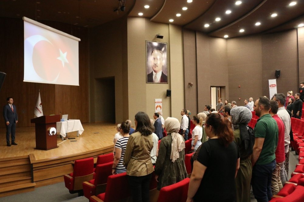 15 Temmuz Demokrasi ve Milli Birlik Günü Kapsamında Üniversitemizde “15 Temmuz’un 6. Yıl Dönümünde Türkiye’yi Savunmak” Başlıklı Konferans ve Fotoğraf Sergisi Düzenlendi