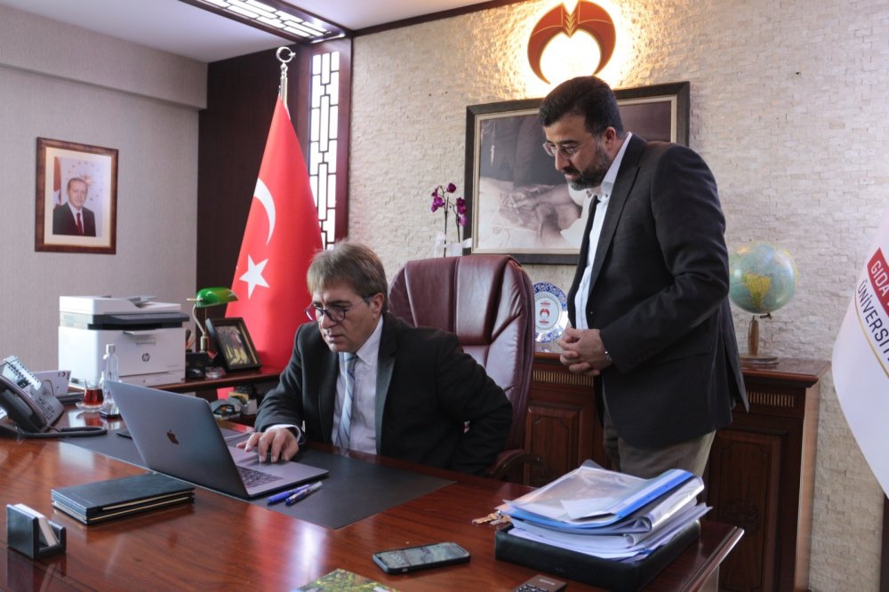 Rektörümüz Prof. Dr. Erol TURAN, Anadolu Ajansı “Yılın Fotoğrafları” Oylamasına Katıldı